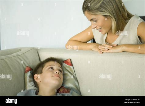 Hablando Madre De Casa Fotos E Imágenes De Stock Alamy