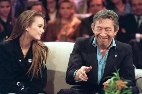Ce touche à tout a d'abord été diplômé d'hautes études de commerce à bruxelles, avant de parcourir le monde en tant il passe par navarro ou une femme d'honneur (2006), puis retourne chez ab productions avec les mystères de l'amour. Épinglé sur Serge Gainsbourg
