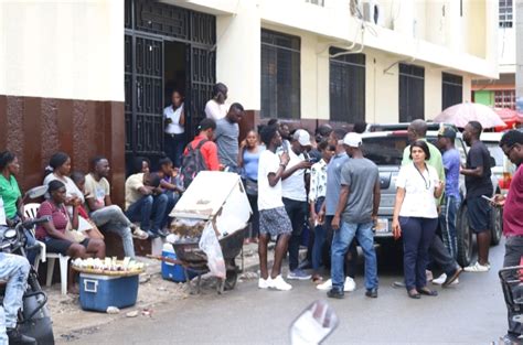 I 134a Rush Haitians Pile Near Immigration Office To Get Passports