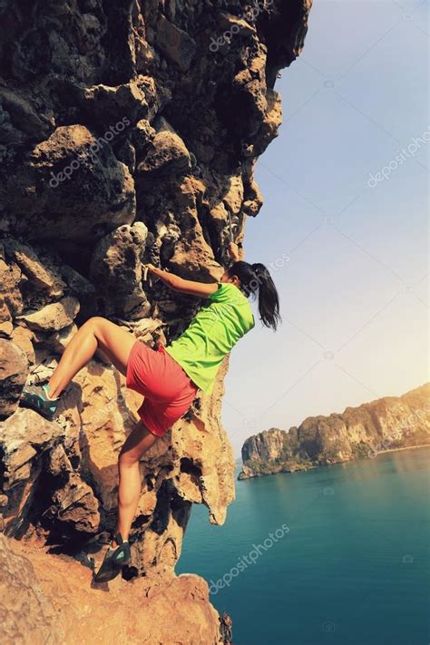 Mujer Escalando En La Playa Fotografía De Stock © Lzf 120889370