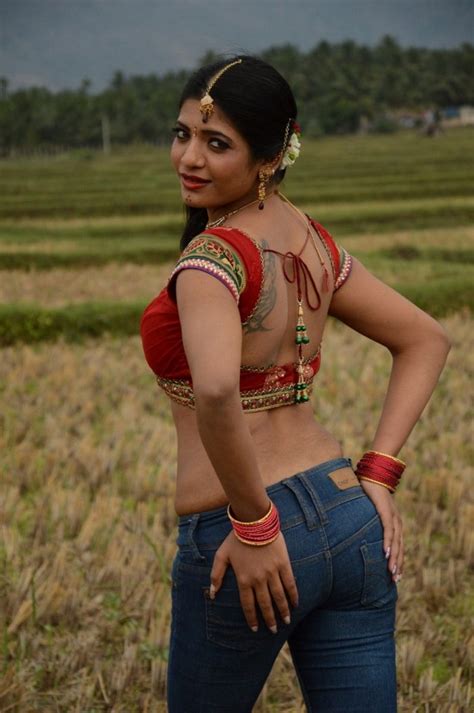 South Item Girl Rithvika Hot Stills In Sandhithathum Sindhithathum Actress Navel Show Photos