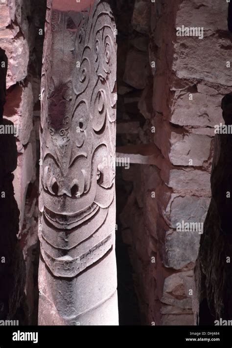 El Lanzón Monolito En El Sitio Arqueológico De Chavin De Huantar