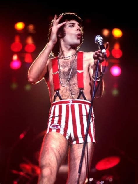 24 Fascinating Vintage Photographs Of Freddie Mercury In His Short Shorts ~ Vintage Everyday