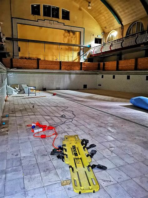 14 Creepy Pictures Inside Abandoned Doncaster Swimming Pool That Left
