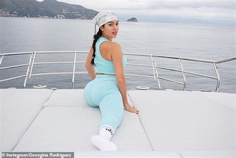Ronaldos Girlfriend Georgina Rodriguez Perfects The Splits On A Yacht