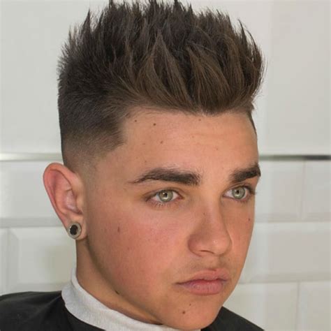 Another awesome haircut for males with round faces that effectively elongates and therefore giving a round face shape is none other than the vertical haircut for men. 15 Men's Hairstyles for Round Faces - Haircuts ...