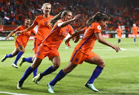 Entrambe hanno vinto all'esordio, pertanto chi esce con i tre punti stasera approda aritmeticamente. Fotbal (f) / Olanda va disputa, în premieră, finala Cupei Mondiale