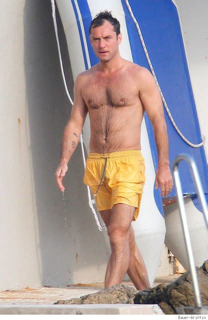Hunky Jude Law Shows Off His Beach Body Photo Lookers Blog