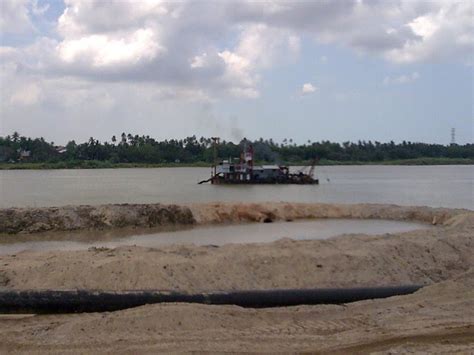 Menyatu dengan lingkungan sekitar, letak dan eksterior dari rumah ini seperti mimikri. u-wartawan: Pasir sungai dan alam sekitar