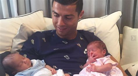 Португальский игрок воспитывает четырех детей. Кто рожает детей для Криштиану Роналду?