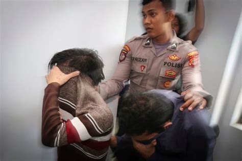 Shariah Court In Indonesia Sentences Gay Couple To Caning Cbc News