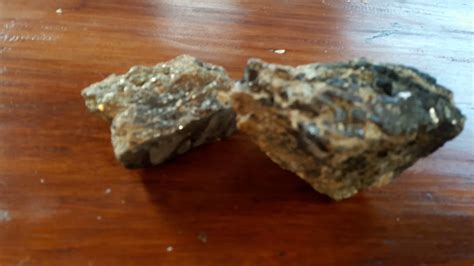 Rendam di dalam air, tepat di bawah permukaannya.1 x teliti sumber. Batu emas - YouTube