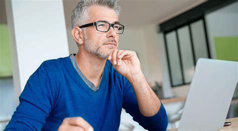 Mueble con cajones y compartimentos para papeles, generalmente cerrado por una tapa y que sirve como mesa para escribir. ¿Cómo checar si estoy en Buró de Crédito? | Fincompara