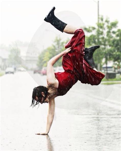 Pin De Laura P Rez Mares En Rain Fotograf A De Bailarinas Bailando Bajo La Lluvia Danza Y