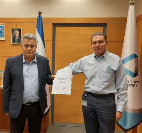 קורסים דרך לשכת התעסוקה מתאימים עצמם לענפי התעסוקה במשק ומתפרשים על פני קשת רחבה של תחומי לימוד, ביניהם מחשבים, מנהל, דפוס צילום והפקה, חשמל ואלקטרוניקה, מטפלות, טקסטיל, הארחה, טיפוח חן, עץ ורהיטים. שירות התעסוקה: יש לאמץ את מודל ההעסקה הגרמני כדי להתמודד ...