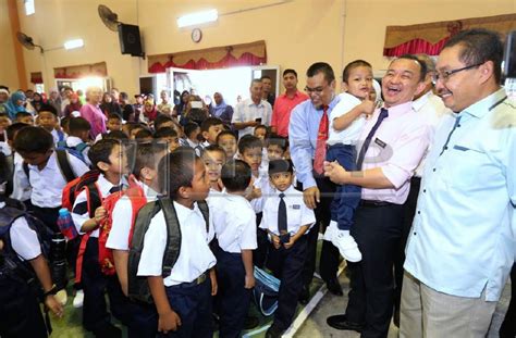 Semua pelajar sekolah rendah, tingkatan 1, 4, 5 dan 6 mula bersekolah secara bersemuka pada 20 januari 2021. Murid di Johor dah mula sekolah hari ini | Harian Metro