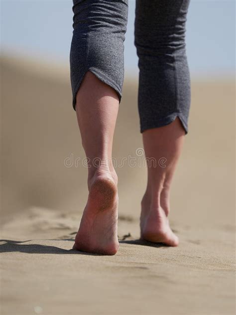 Naakte Voeten Van Jonge Vrouw Jogginghet Lopen Op Het Strand Stock