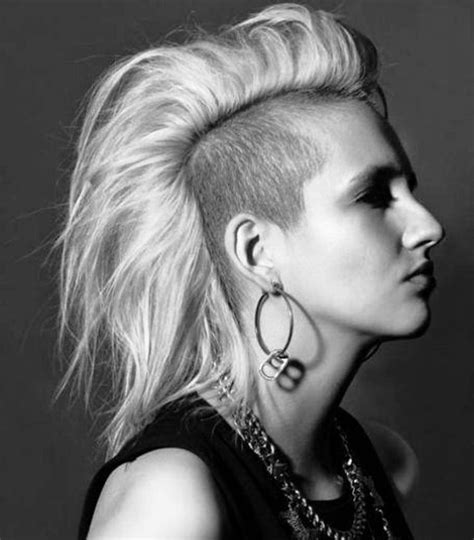 20 Mohawk Hairstyles For Women To Look Trendy Elle Hairstyles Half Shaved Hair Mohawk