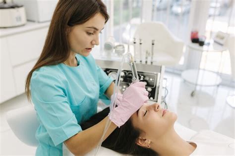 Premium Photo Woman At Cosmetology Clinic Taking A Beauty Procedure For