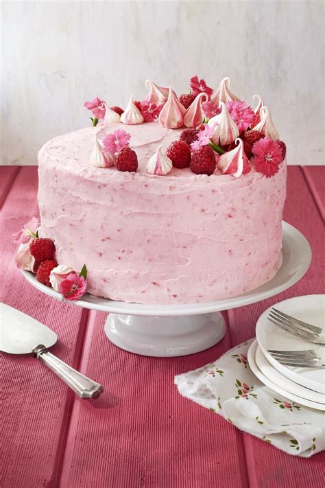 It's best to rinse/wipe the knife dry after each cut to avoid dragging red crumbs into the icing like i did. 15 Beautiful Cake Decorating Ideas - How to Decorate a ...