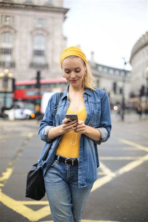 Mulher Andando Na Rua Verificando Seu Telefone Foto Premium