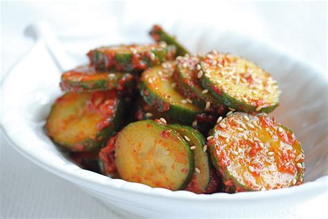 1 cucumber 1 tablespoon of apple vinegar 1 tablespoon of sugar 1 tablespoon of red pepper powder Korean Spicy Cucumber Salad Banchan - Jeanette's Healthy ...