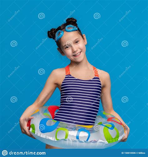 佩带可膨胀的圆环和游泳风镜的女孩 库存照片 图片 包括有 方式 圈子 子项 女性 逗人喜爱 微笑 150010506