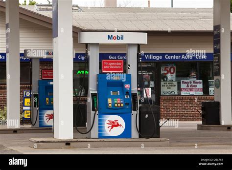 Mobil gas station hi-res stock photography and images - Alamy
