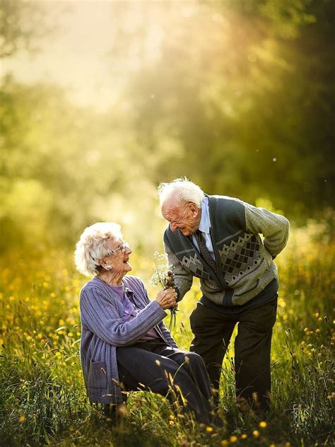 This Photographer Loves To Shoot Couples With Everlasting Love Cute Old Couples Older Couple
