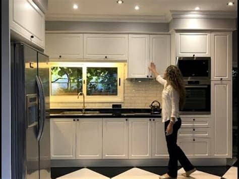 Encimeras de granito y electrodomésticos de acero inoxidable favorecen el diseño de esta cocina. Cocina con muebles Laqueados Blancos y mesada en granito ...