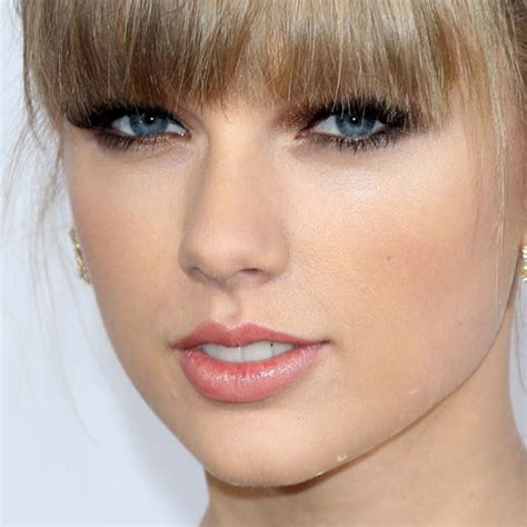 Taylor Swift Makeup Black Eyeshadow And Pink Lip Gloss Steal Her Style