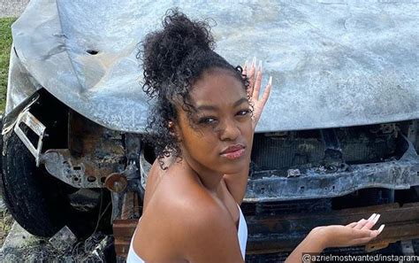 r kelly s ex gf azriel clary shows her burned car after arsonists set it on fire