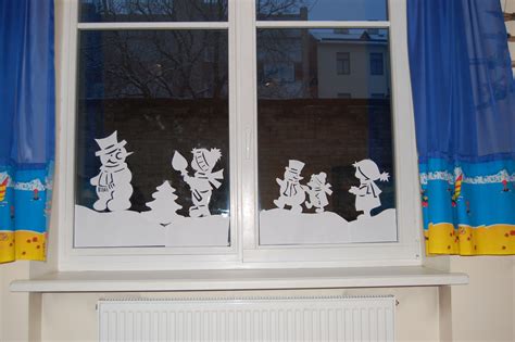Have your kindergartners make these patriotic stained glass window decorations and patriotic hats for your classroom! Winter window decorations idea for preschool. :) | Winter window, Window decor, Preschool crafts