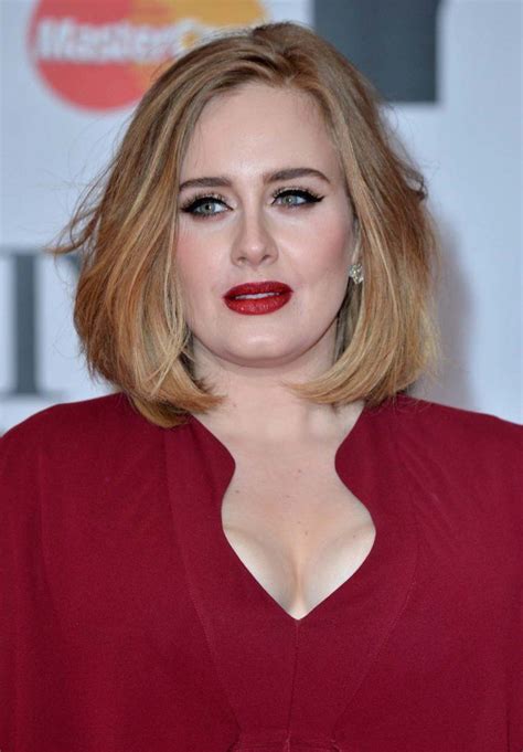 Potongan layer milik dakota johnson 18. Potongan Rambut Pendek Untuk Wajah Bulat