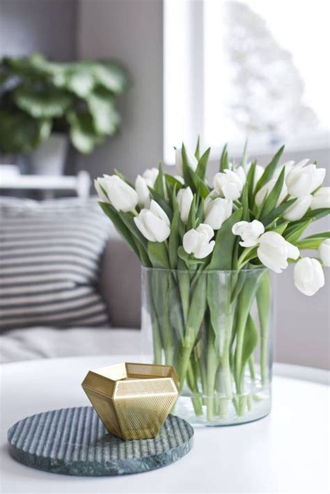 Avoir Moins Et Vivre Heureux Tulipes Dans Un Vase Tulipe Blanche