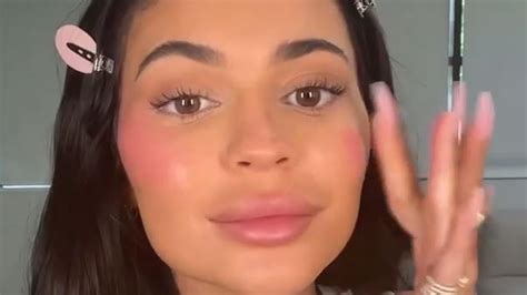 Kylie Jenners Fans Beg Star To Stop With Lip Fillers As Throwback