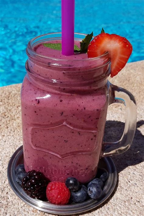 In addition, a serving of fruit usually contains no more than 20 grams of sugar (compared to 40 grams in a can of soda), has fiber and has nutrients like vitamin c. Mixed berries and almond milk smoothie - Mi espacio ...