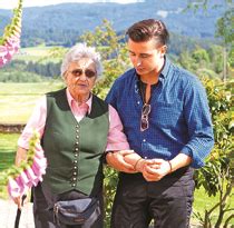 Andreas gabalier schnitzt einen handgemachten grabstein für vater und schwester. Andreas Gabalier Für seine Oma hat er immer Zeit - GlücksPost