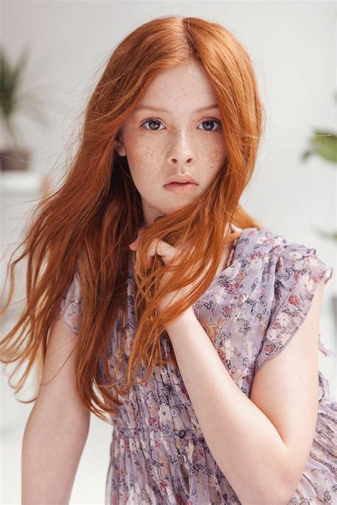 Wunderschöne lange rote Haare kupfer Sommersprossen Model Couleur
