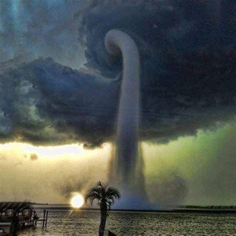 A Waterspout In Tampa Fl Basically These Are Tornadoes Connected To