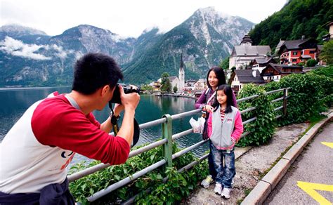 Reiskocher auf Rundreise: Chinesische Touristen in ...
