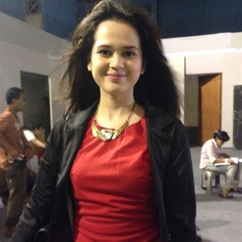 Alasannya cut meyriska duplikat akun whatsapp roger danuarta lantaran sang suami keberatan setiap kali ponselnya dibuka sang istri. Foto Cut Meyriska Saat Istirahat Syuting Sinetron - Foto ...