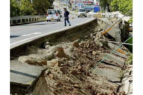 Gempa kembar adalah peristiwa gempa bumi yang kekuatannya hampir sama dan terjadi dalam waktu serta lokasi pusat gempa yang pembaca berita di jepang tetap profesional dan bekerja pakai helm. Gempa 7,3 SR Guncang Jepang | Republika Online