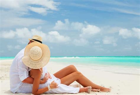 Viagem Praia Casal Romance Shutterstock Travelpedia