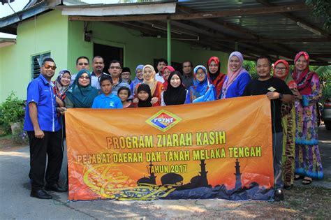 Melaka tengah merupakan sebuah daerah yang terdapat dalam negeri melaka, malaysia dan merupakan daerah yang paling maju dan paling ramai penduduk di negeri melaka. Pejabat Daerah dan Tanah Melaka Tengah : Program Ziarah Kasih