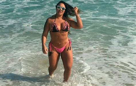 Mulher Melancia posa em praia carioca e arrasa no biquíni OFuxico