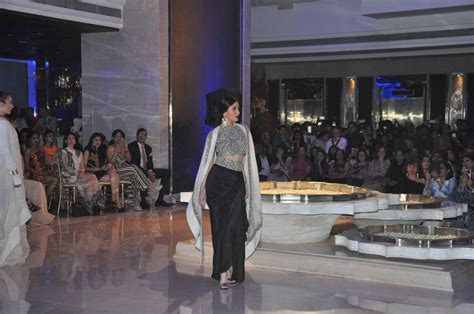 Lakme Fashion Week 2015 Grand Finale Kareena Kapoor Khan Sizzles In Anamika Khannas Creation