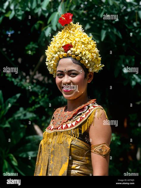 Traditional Balinese Dancer Kuta Bali Indonesia Stock Photo 6113764
