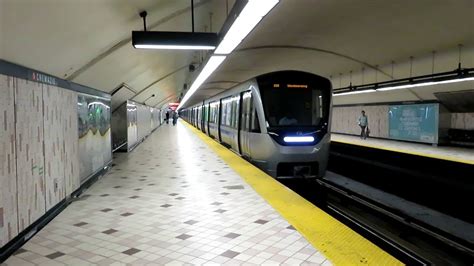 Le Lundi Le 31 Juillet 2017 Sortie Du Métro Montréal Stm Ligne 2 Orange