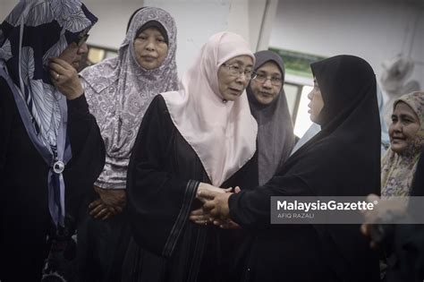 Shaharuddin badaruddin yang dilahirkan pada 19 september 1962 merupakan sorang pemimpin yang amat disegani dalam bidang pendidikan sains politik. Wan Azizah Ziarah Jenazah Allahyarham Dr. Shaharuddin ...